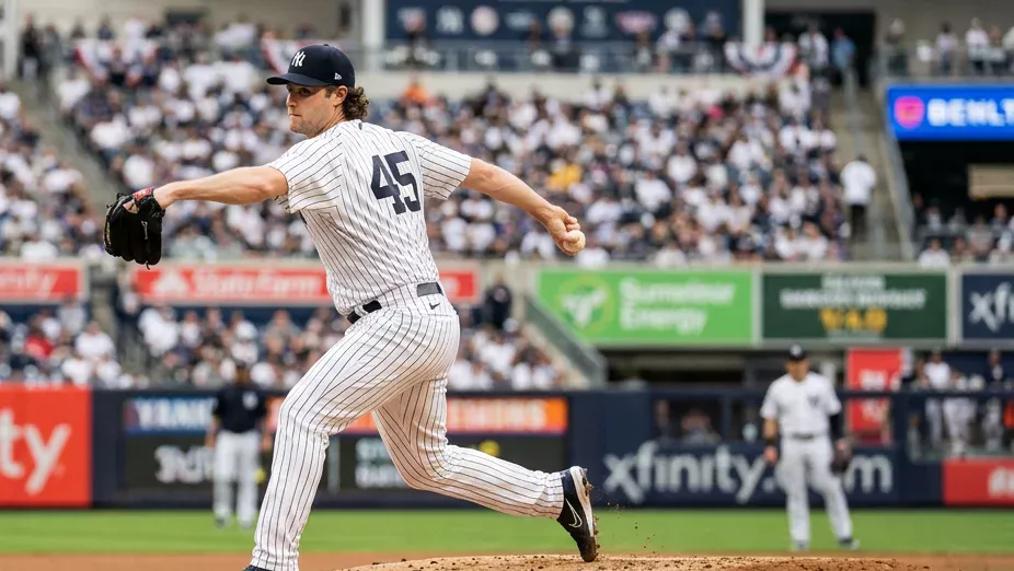 Pitcher abridor de béisbol lanzando durante las primeras entradas de un partido de MLB