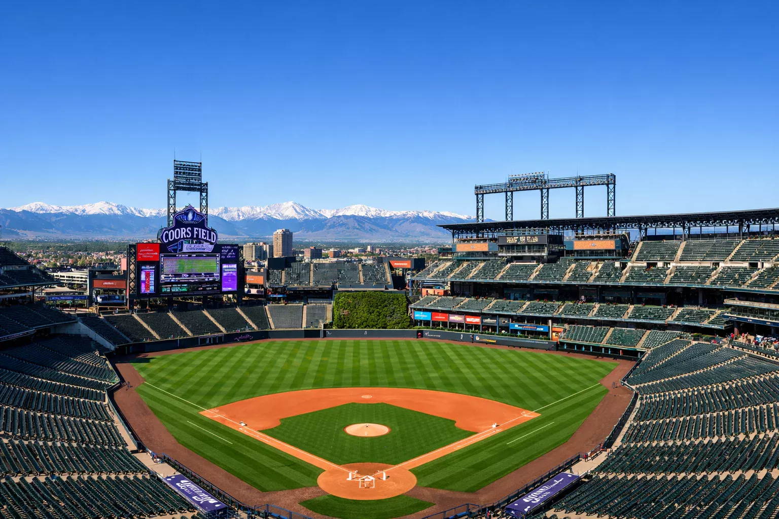 Vista panorámica de Coors Field en Denver con las montañas Rocosas de fondo