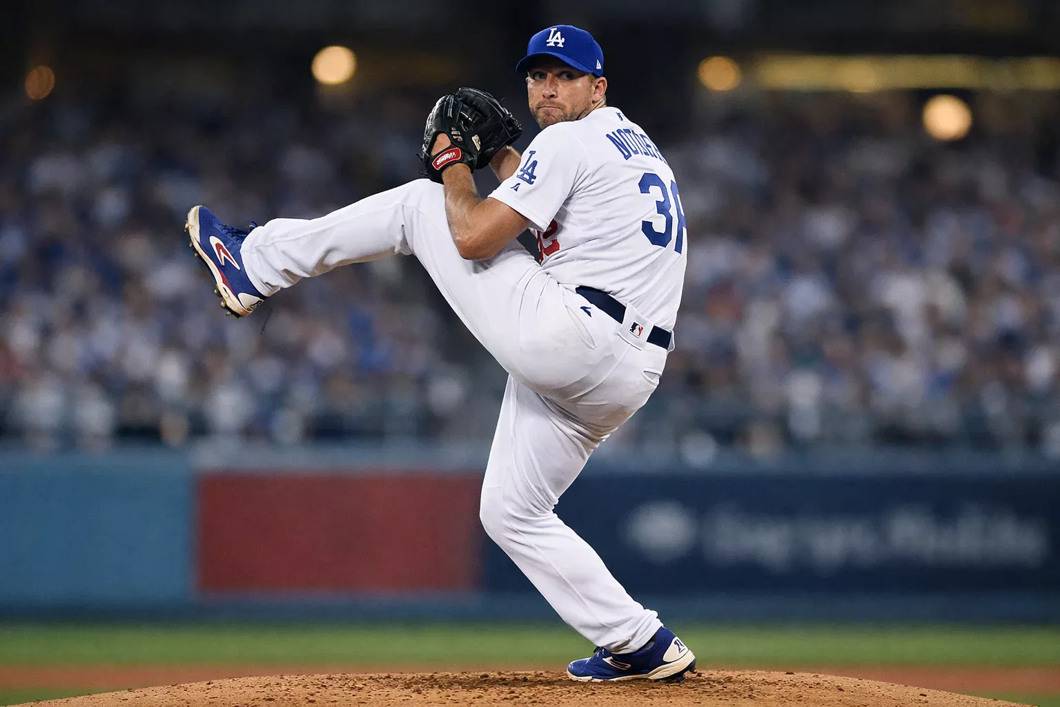 Pitcher abridor de MLB en pleno lanzamiento visto desde el centro del campo