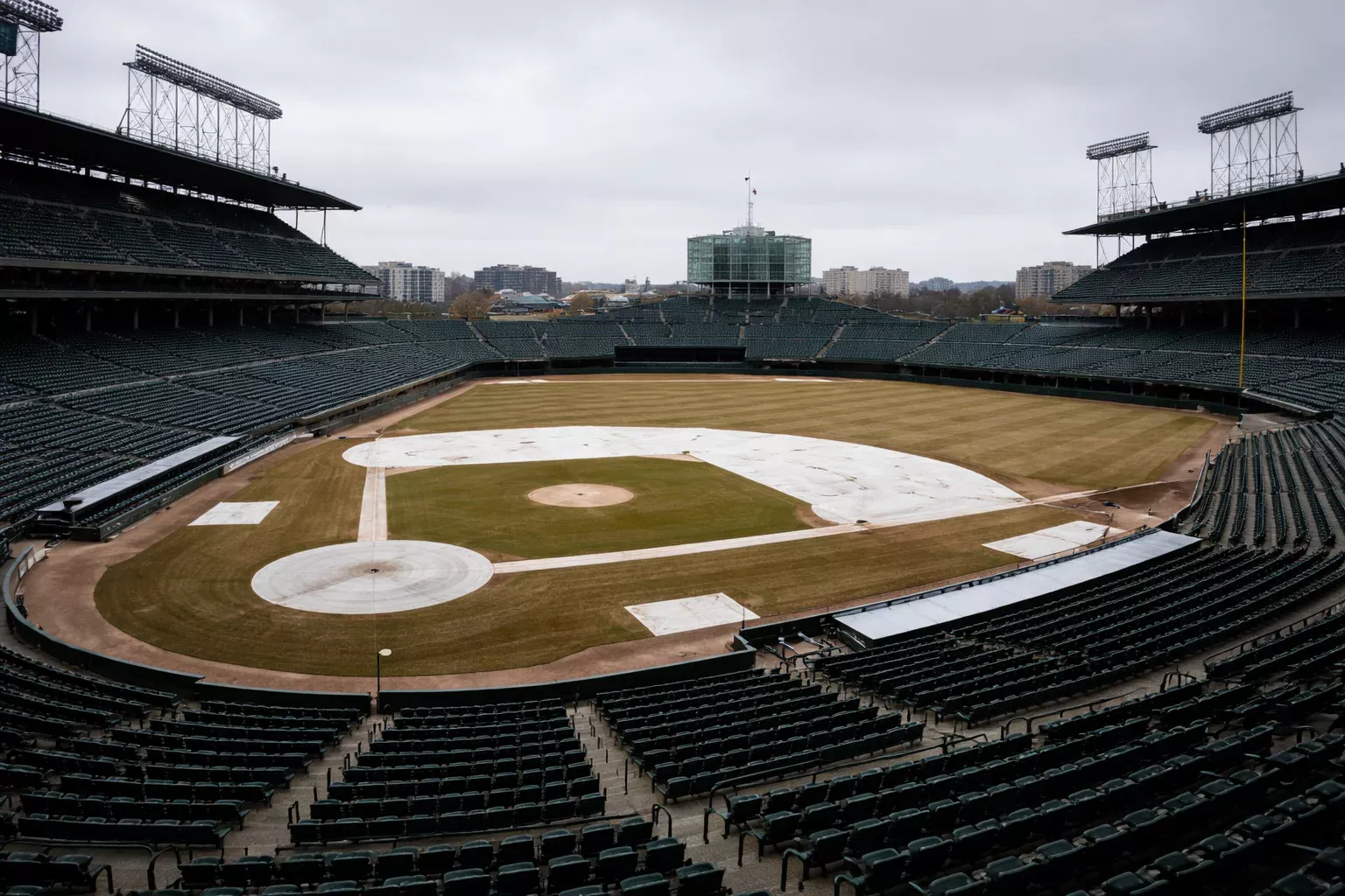 Campo de béisbol vacío durante la temporada baja de MLB cubierto parcialmente